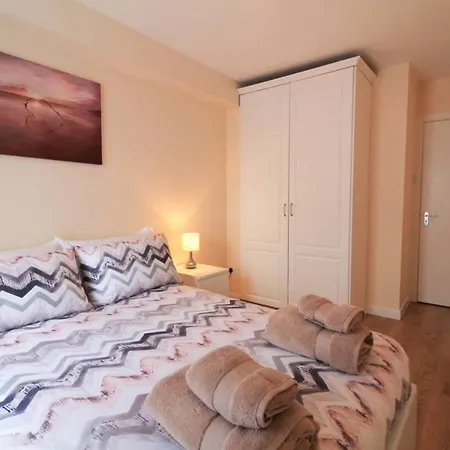 Beautiful City Centre Sleeps 4 * Dublin